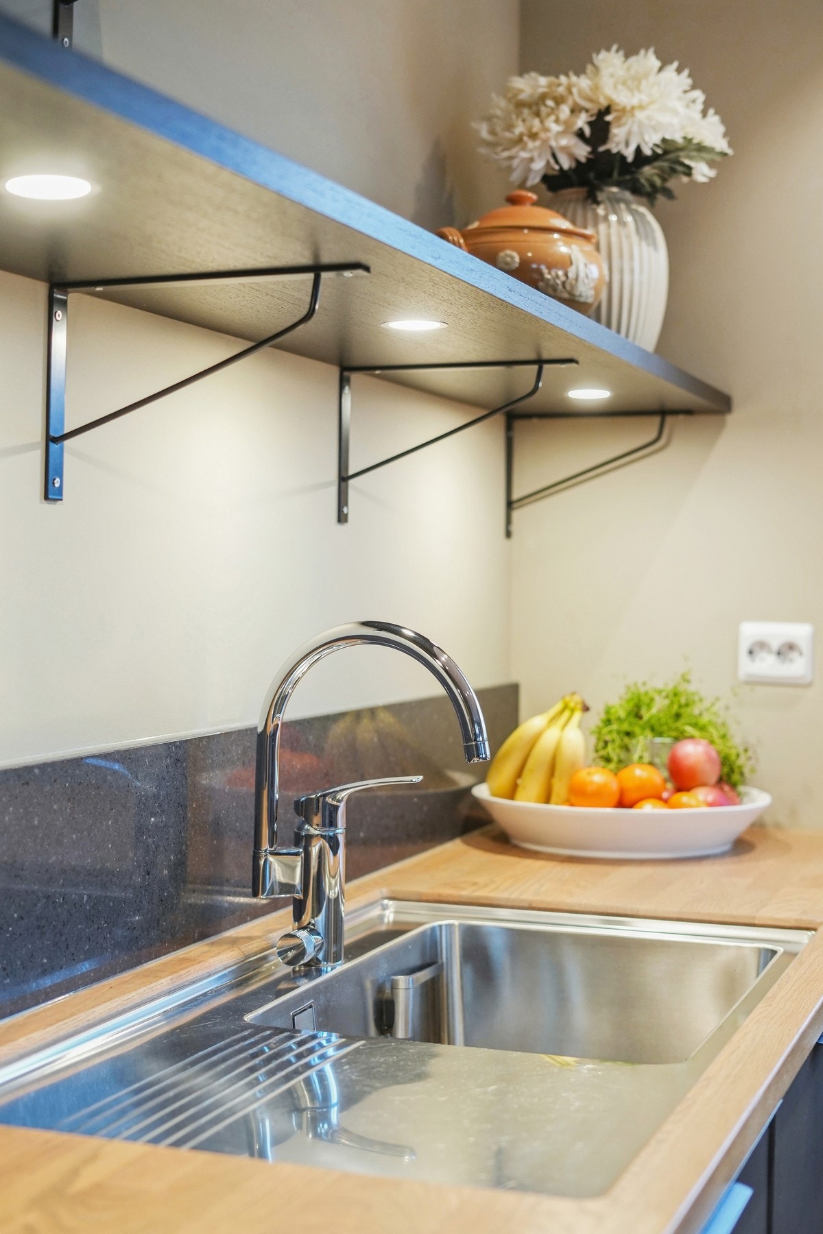 Det er benkeplate i heltre med underlimt oppvaskkumm. Galleribilde