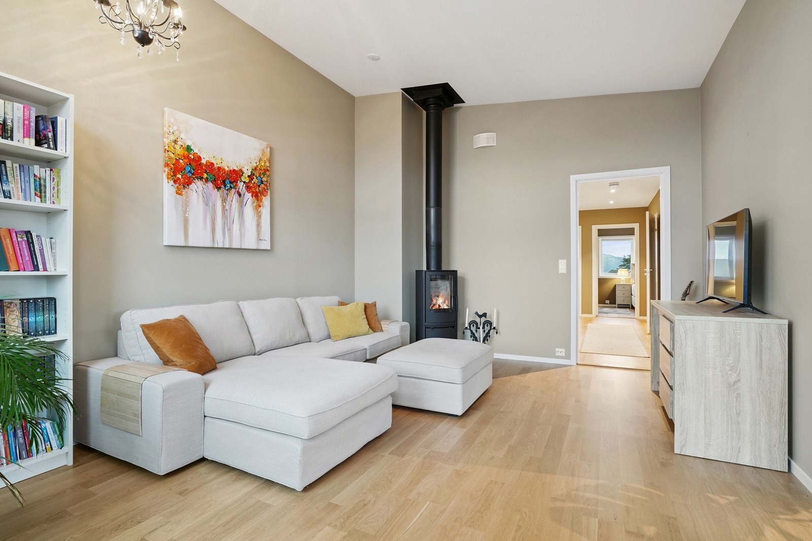 Stuen har god plass til sofagruppe med tilhørende innredning. Den åpen stue/kjøkken-løsningen er på nesten 38 kvm. Galleribilde