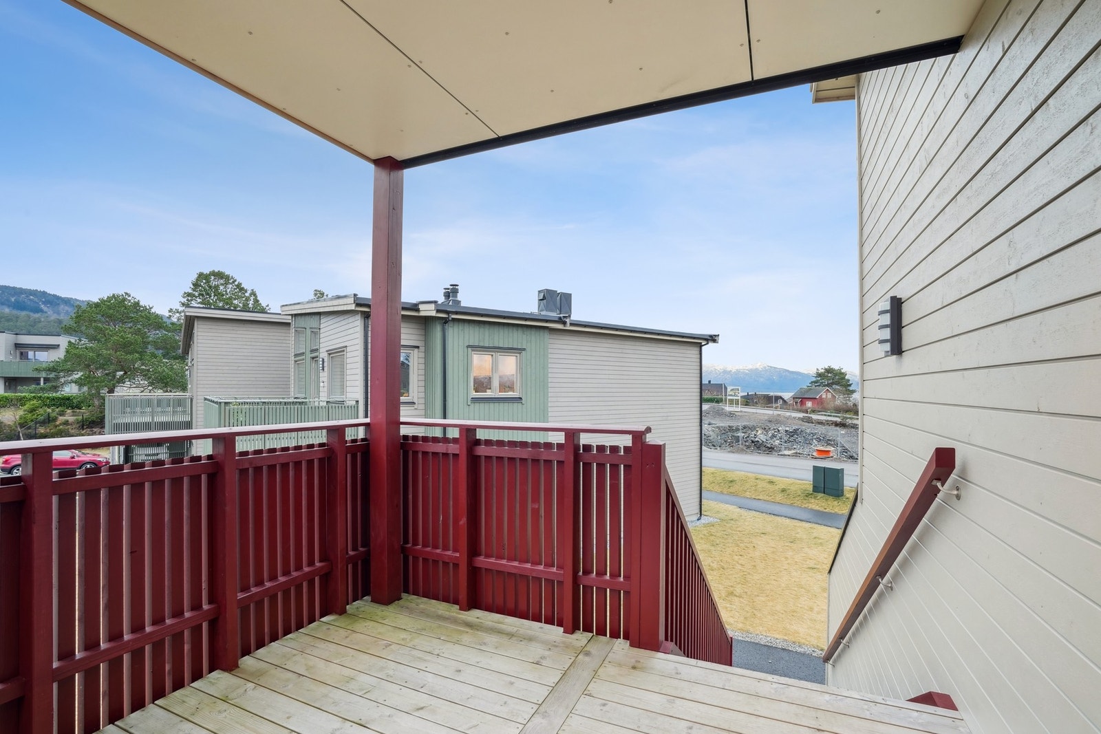 Svalgang på 7 kvm med plass til sittegruppe ved inngangspartiet. Denne er nordvendt. Galleribilde