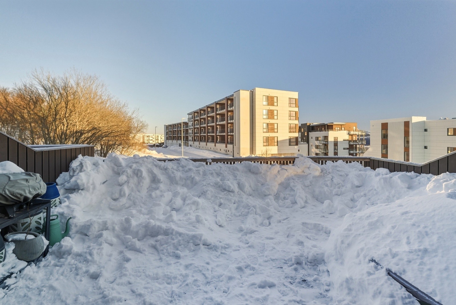 Sørøstvendt terrasse på 27 m² med god plass til utemøbler og grill - en fin forlengelse av stua på sommerhalvåret. Galleribilde