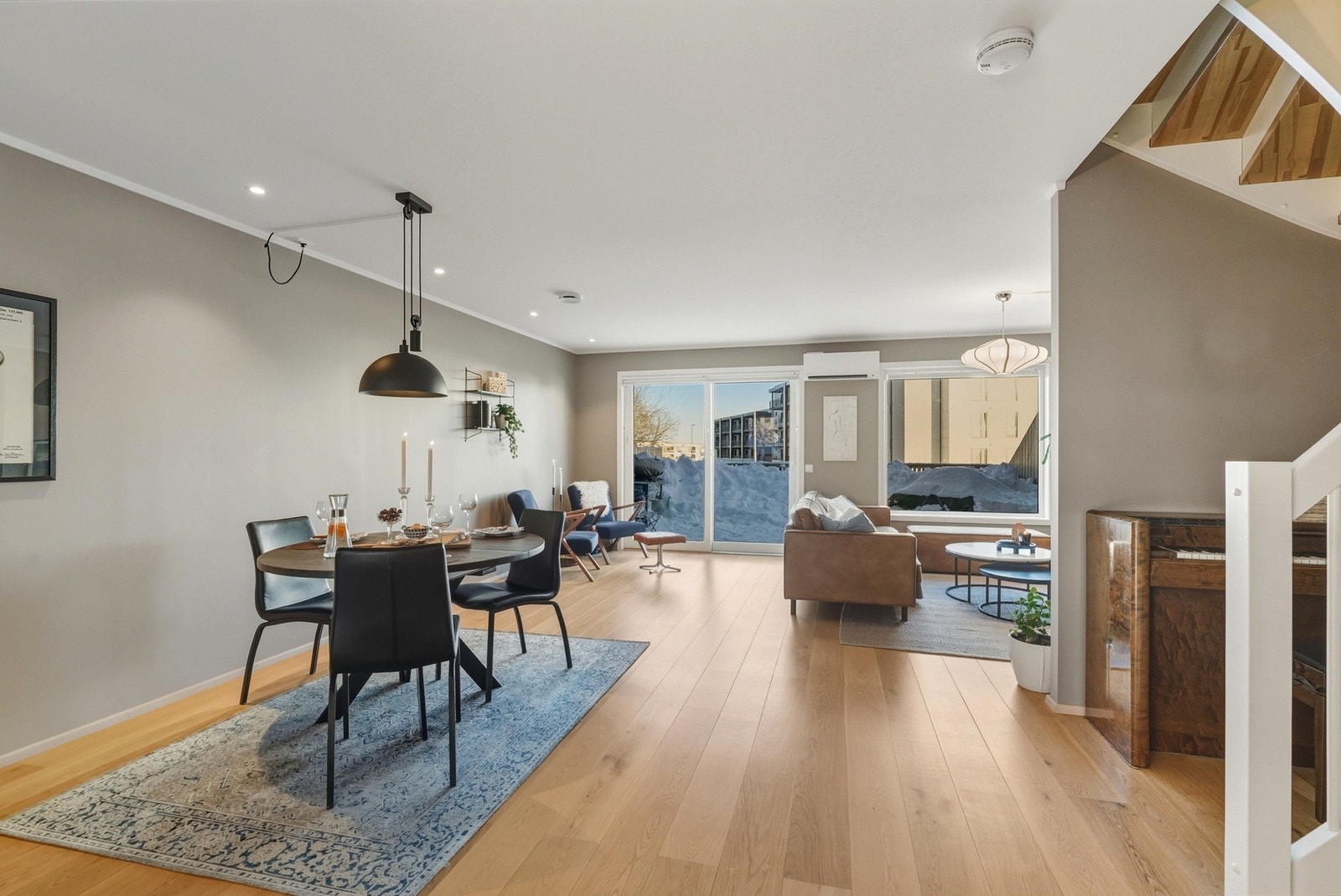 God plass til både sitte-og spisegruppe i naturlige soner. Galleribilde