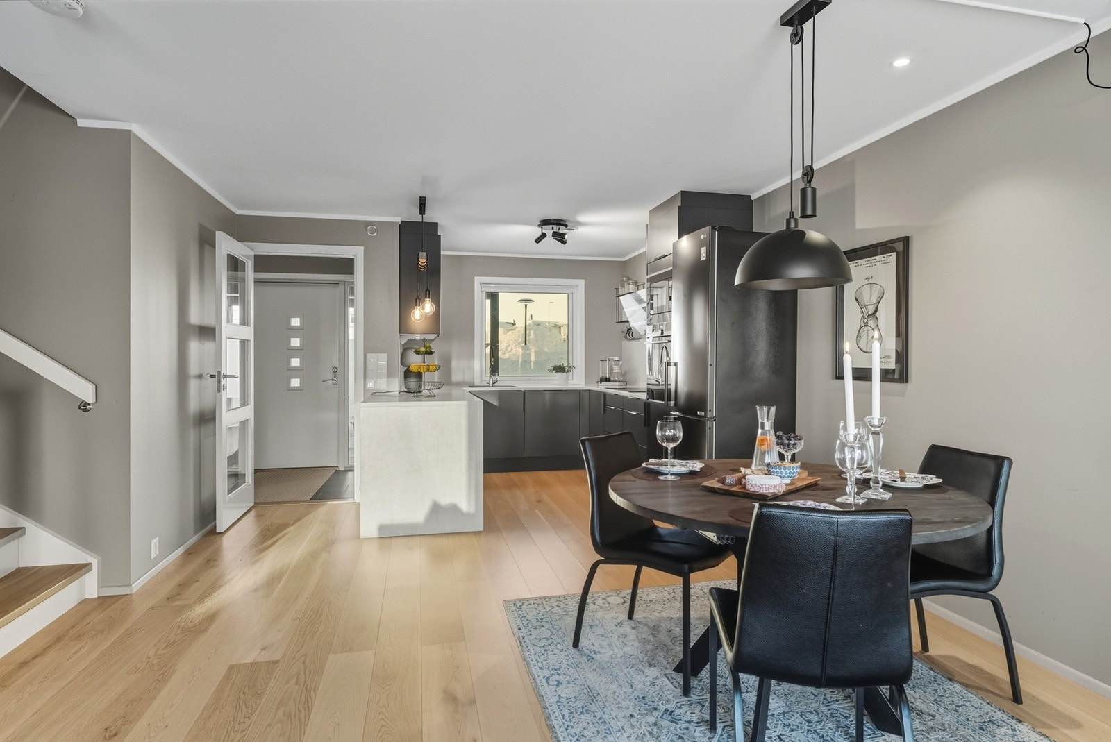 Stue med 1-stavs parkettgulv med varme, downlights i himling og slette malte vegger. Galleribilde