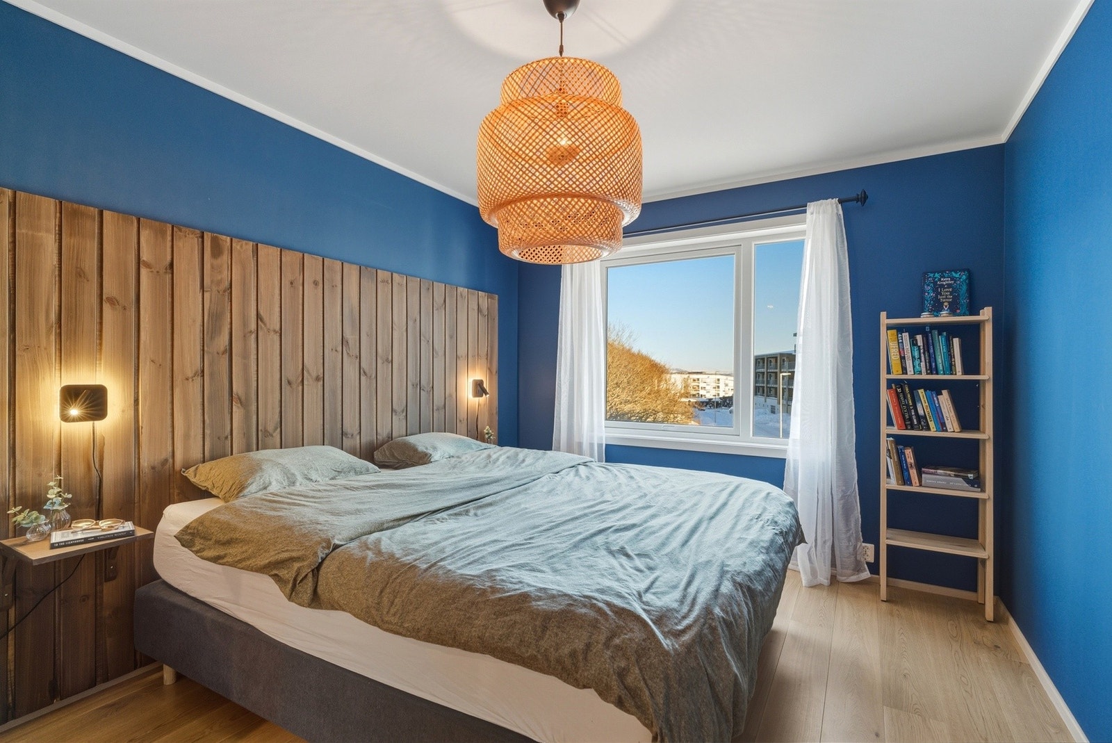 Plass til dobbeltseng. Gavlvegg med nattbord og belysning. Galleribilde