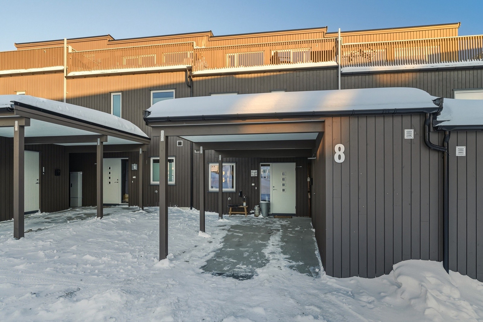 Parkering i carport med el-billader. Praktisk sportsbod i tilknytning inngangsparti. Galleribilde