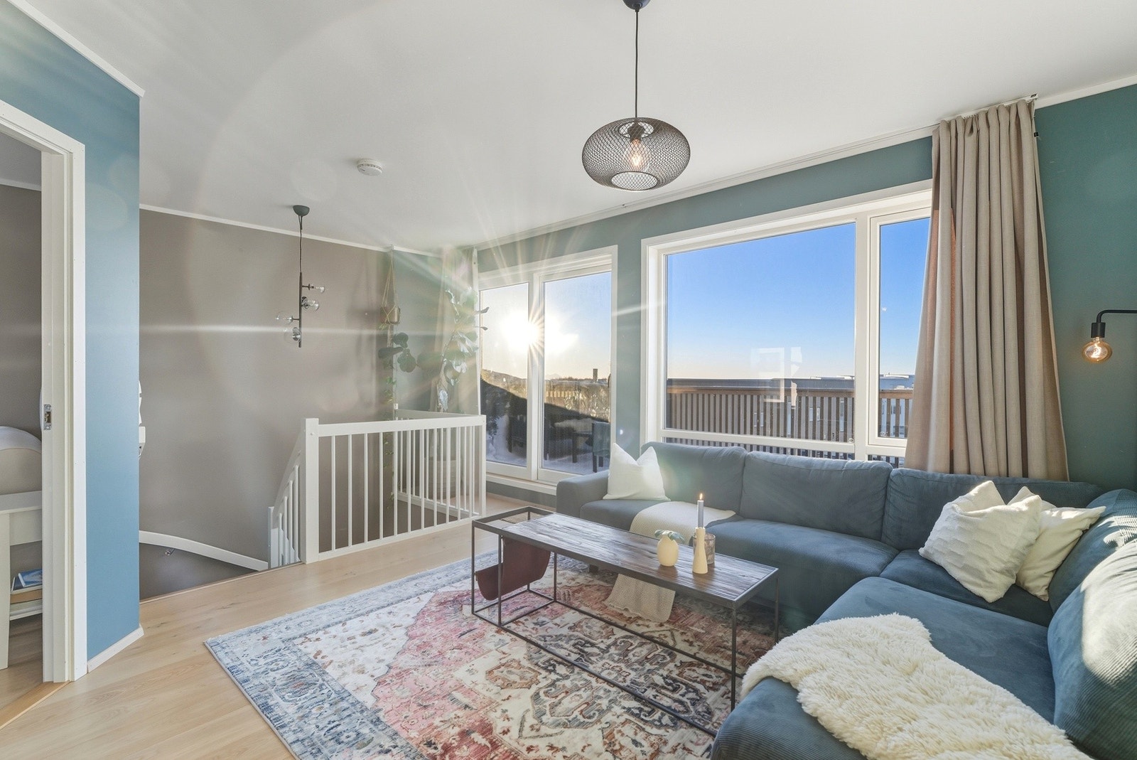 Herlig loftstue i 3. etasje med utgang til takterrasse. Galleribilde