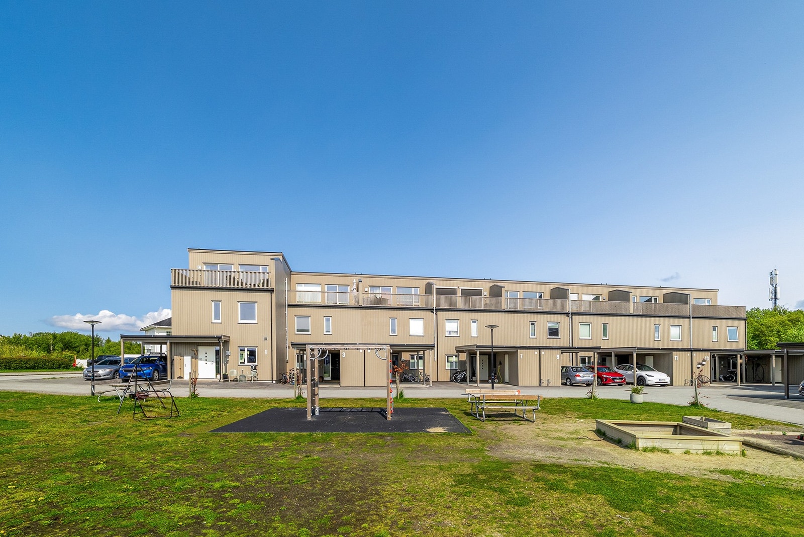 Her finnes det flerfoldige lekeplasser i området og barn i alle aldre. Galleribilde