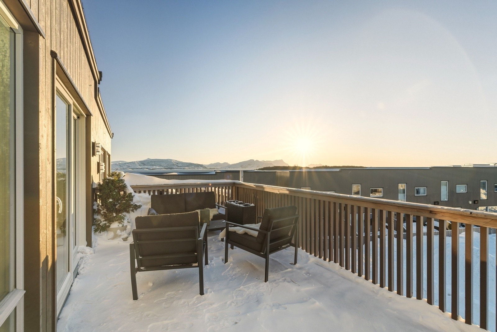 Nydelig utsikt mot Saltenfjorden og bakomliggende fjell. Svært gode solforhold! Galleribilde