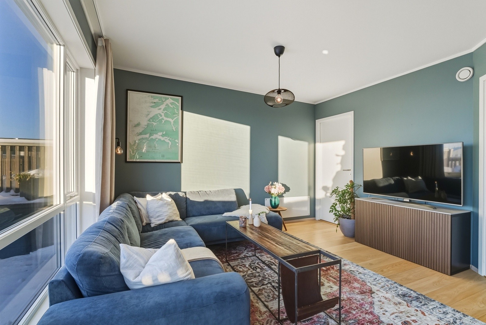 God plass til sofagruppe - praktisk med stue nr. 2 hvor man kan trekke seg litt tilbake. Galleribilde