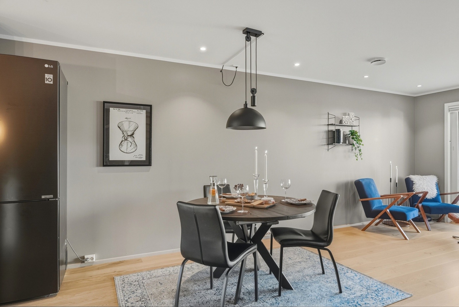 Stue med 1-stavs parkettgulv med varme, downlights i himling og slette malte vegger. Galleribilde