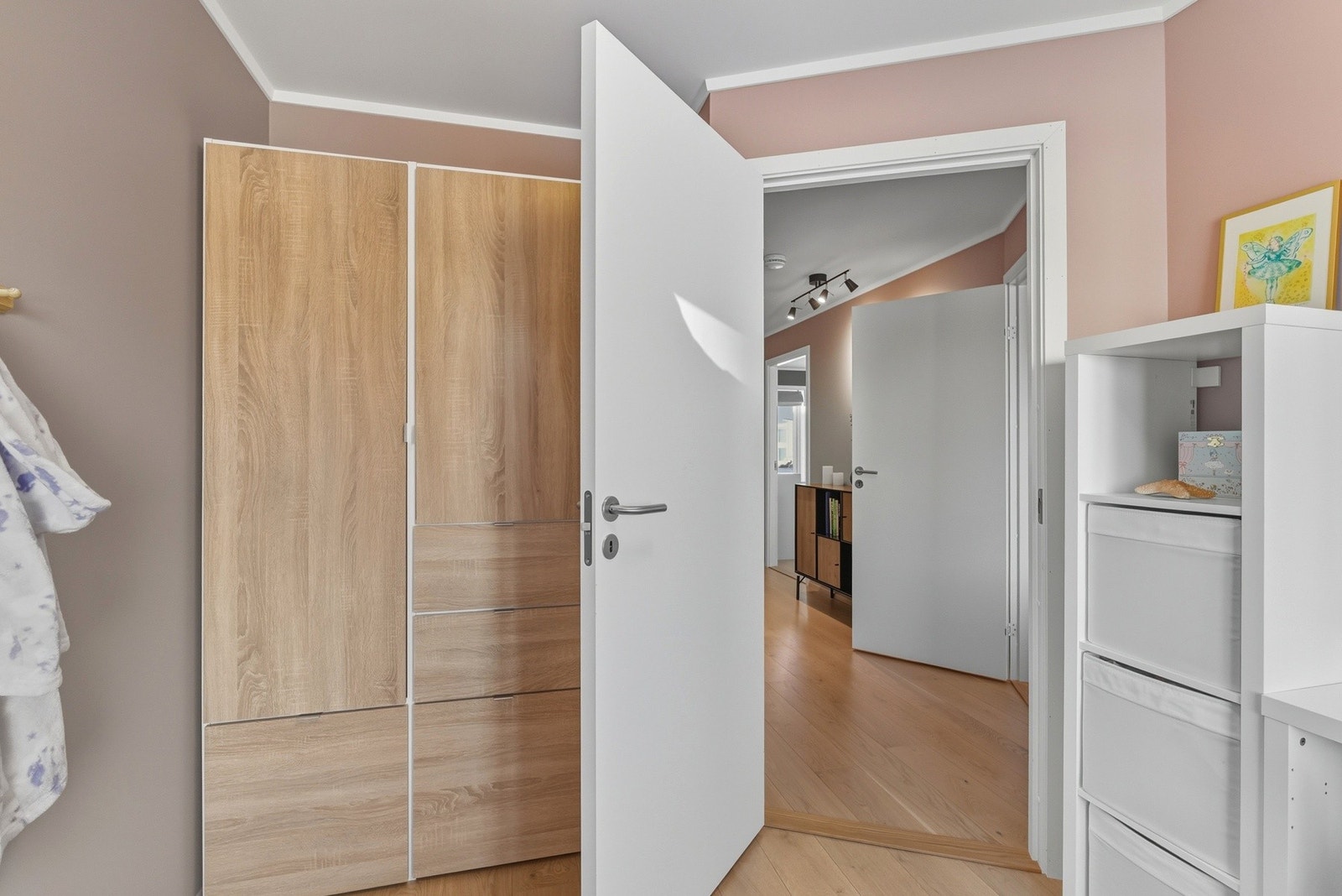 Soverom nr. 2 med garderobeskap. Galleribilde