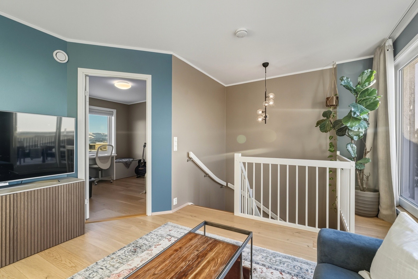 I 3. etasje møtes man av en herlig loftstue med adkomst til soverom og bod/kontor. Galleribilde