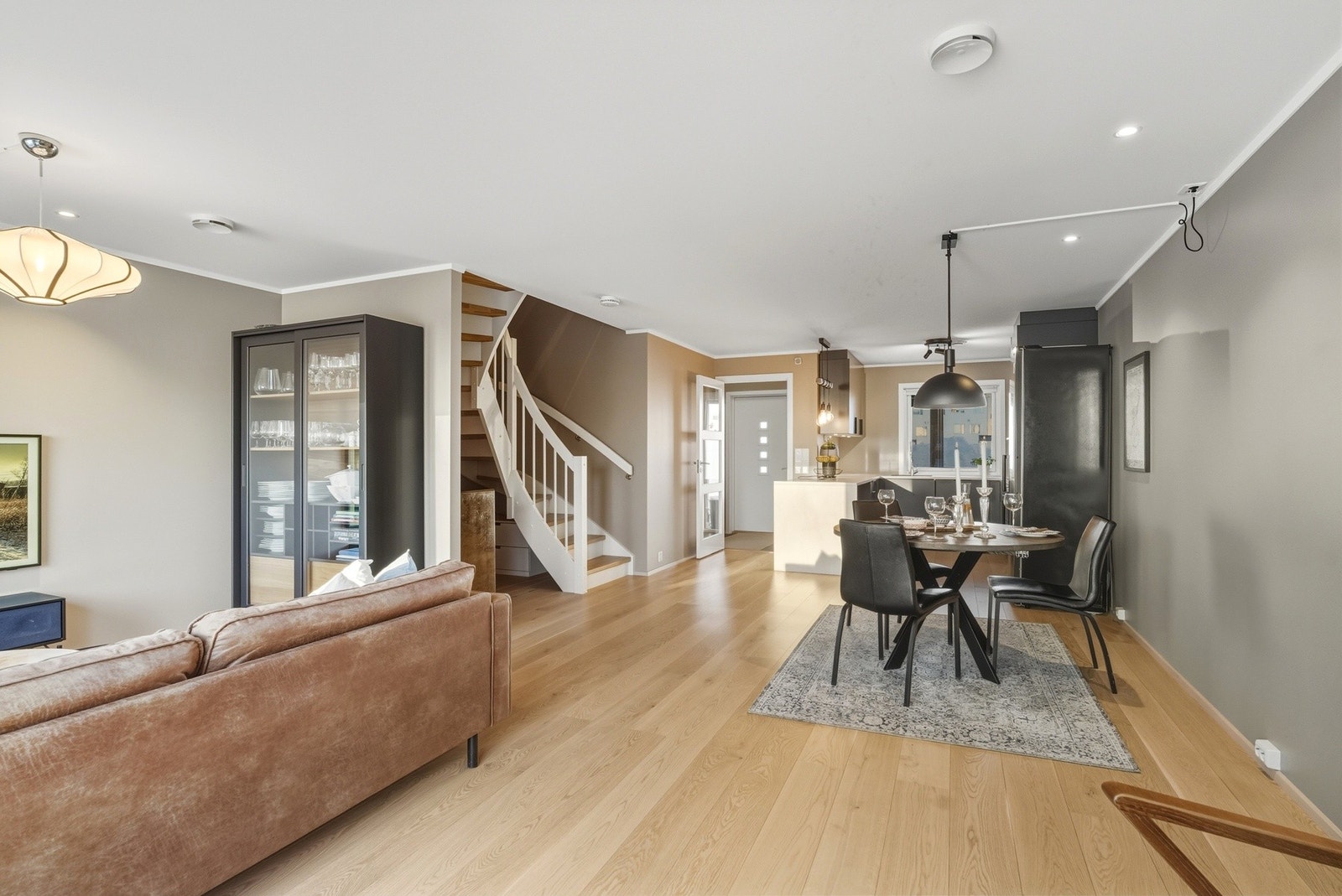 Åpen stue/kjøkkenløsning med plass til stort spisebord. Galleribilde