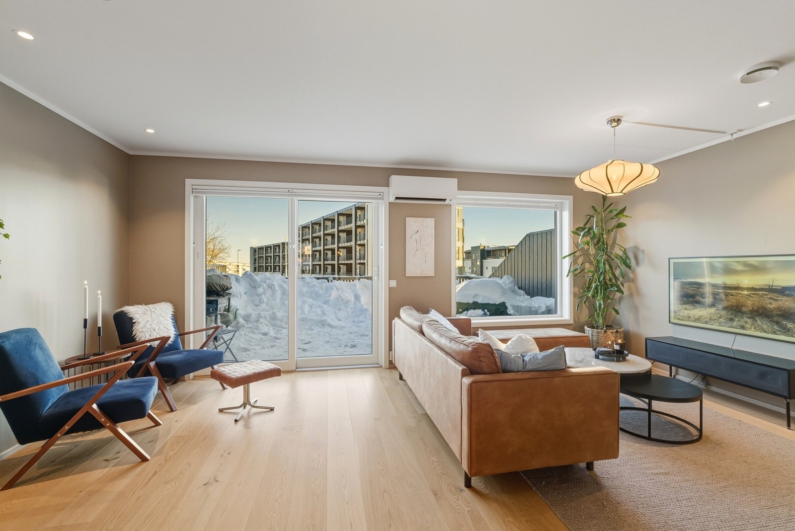 Utgang fra stue til romslig terrasse. Galleribilde