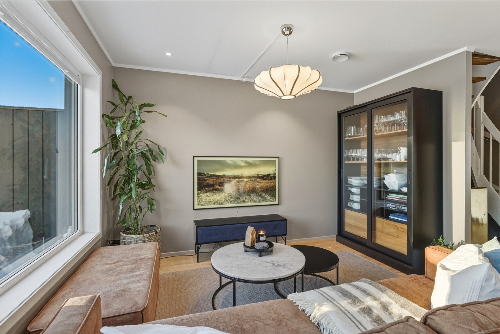 TV og internett fra Signal/Altibox (fiber) er inkludert i felleskostnadene. Lampe over sofabord medfølger ikke. Galleribilde