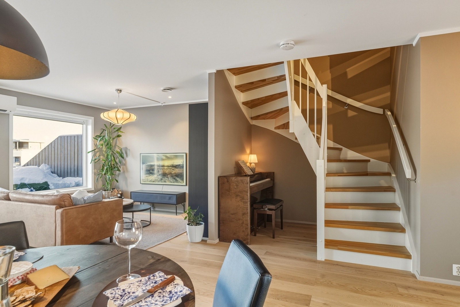 Innhuk under trapp med flere bruksmuligheter. Galleribilde