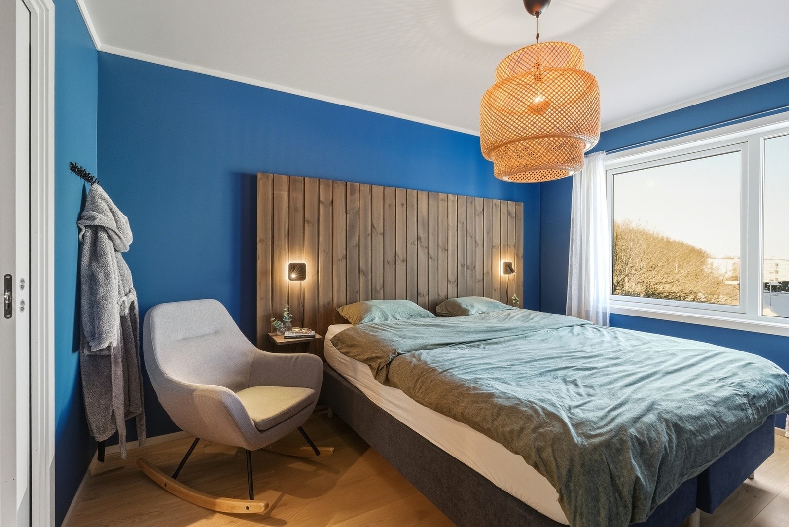 Hovedsoverommet oppleves romslig og har adkomst til walk-in garderobe. Galleribilde