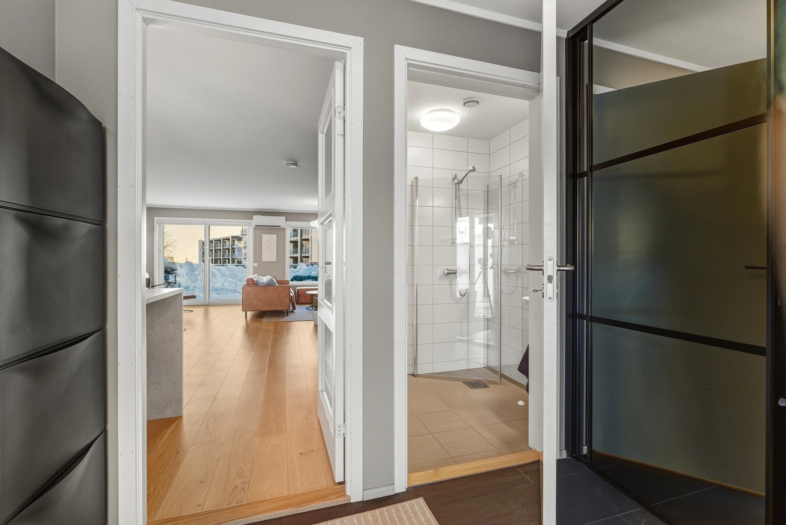 Direkte adkomst til bad og videre inn til stue via dør med glassfelt. Galleribilde