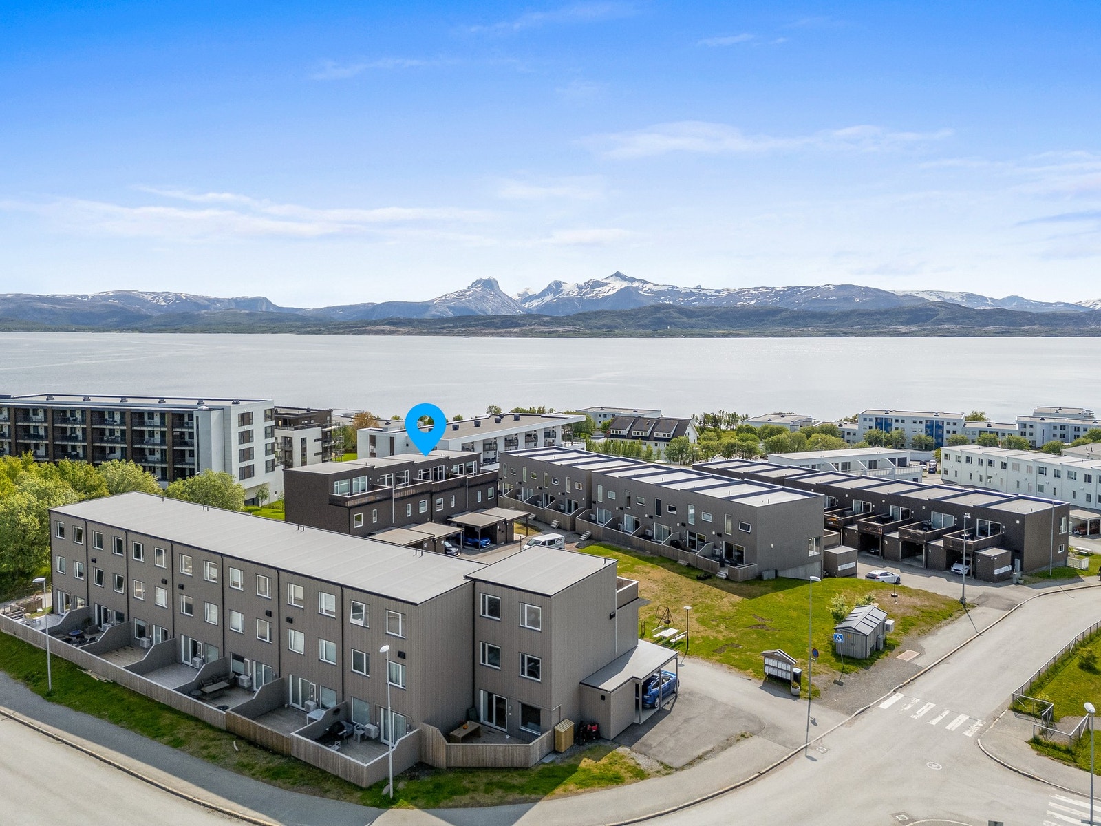 Lekkert og moderne rekkehus fra 2020 med høy standard og areal fordelt over 3 plan. Attraktiv og barnevennlig beliggenhet i Bodøsjøen. Galleribilde