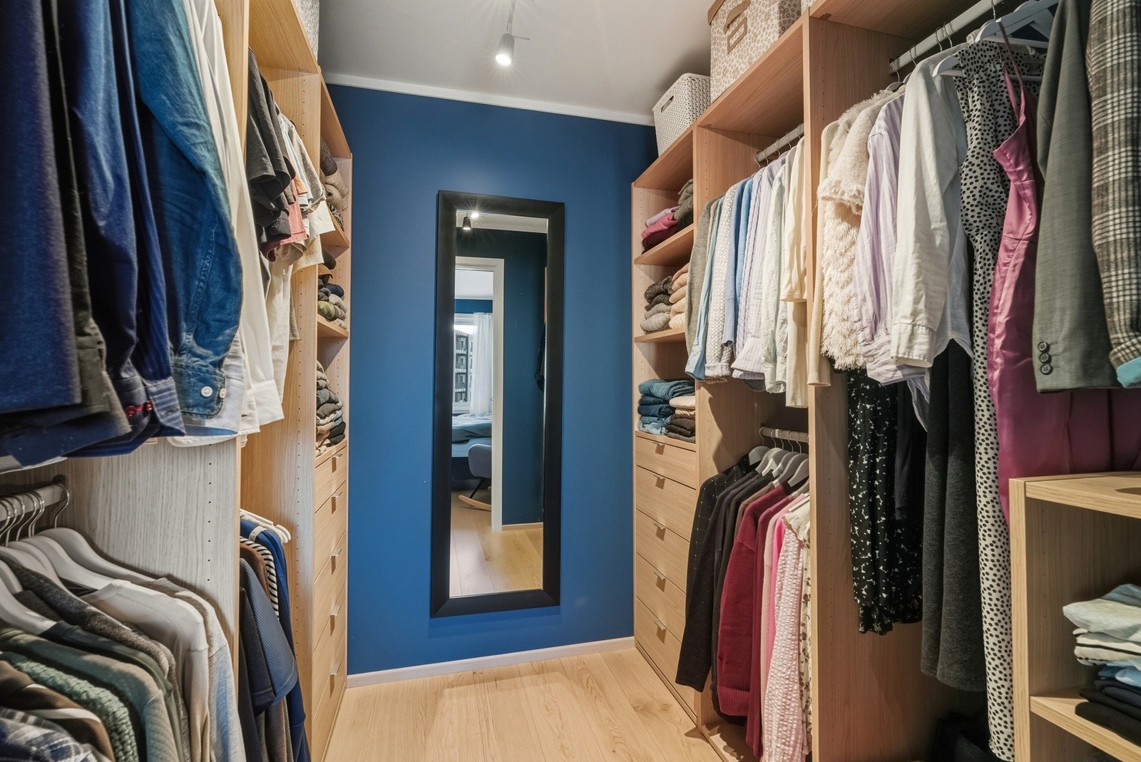 Walk-in garderobe med god oppbevaringsplass. Galleribilde