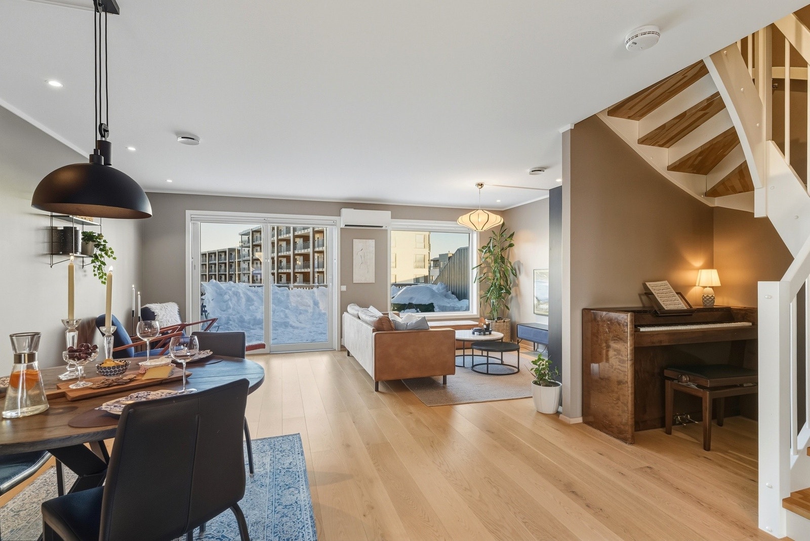 Store vindusflater mot sør og øst sørger for godt med lysinnslipp. Varmepumpe montert. Galleribilde