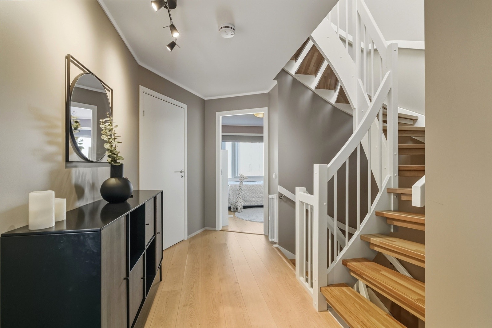 Boligen har 3 soverom i denne etasjen og ytterligere ett til i toppetasjen. Galleribilde