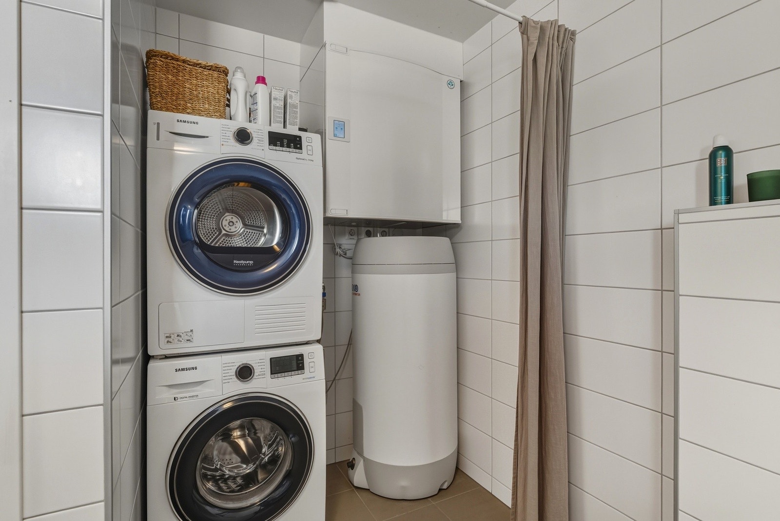 Praktisk "vaskeromsnisje" med opplegg for vaskemaskin og tørketrommel. VVB på 200 liter og ventilasjonsaggregat. Galleribilde