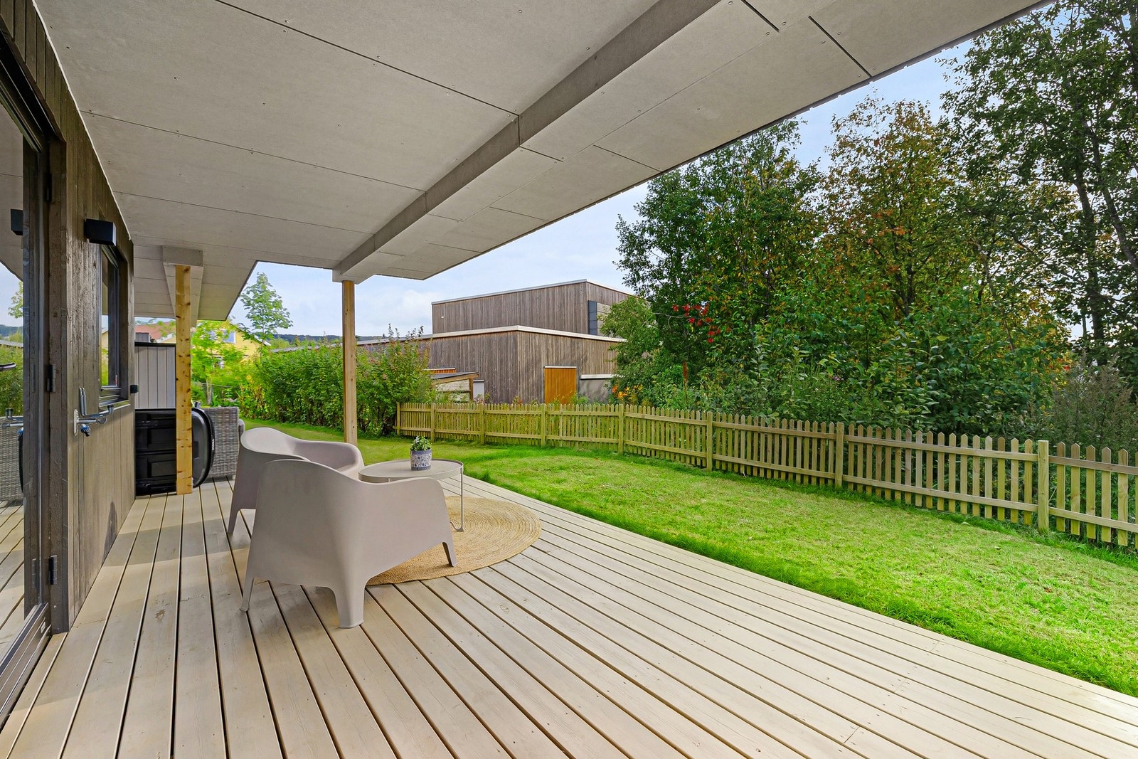 Terrassen utenfor soverommet er overbygd og har direkte tilgang til hagen. Galleribilde