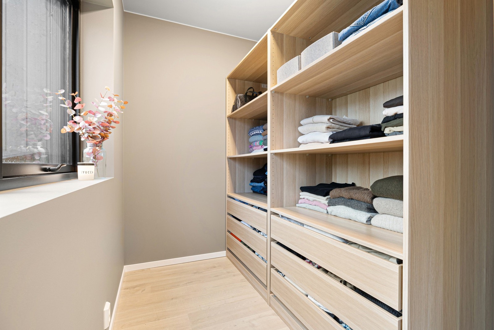 Romslig garderobe med flere utformingsmuligheter. Galleribilde