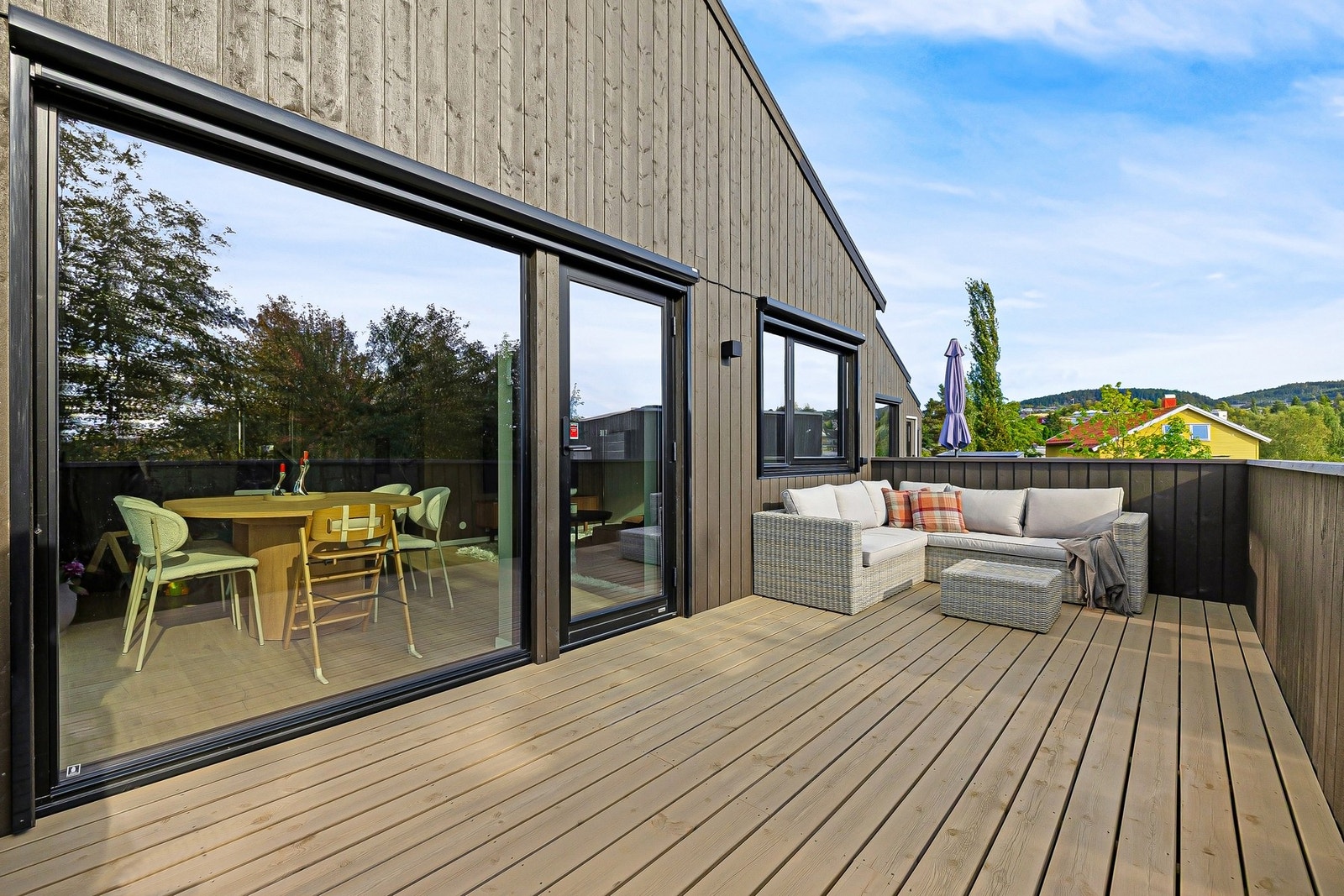Boligen har tre solrike uteplasser - en på hver side av overetasjen og en terrasse med tilgang på hage. Galleribilde