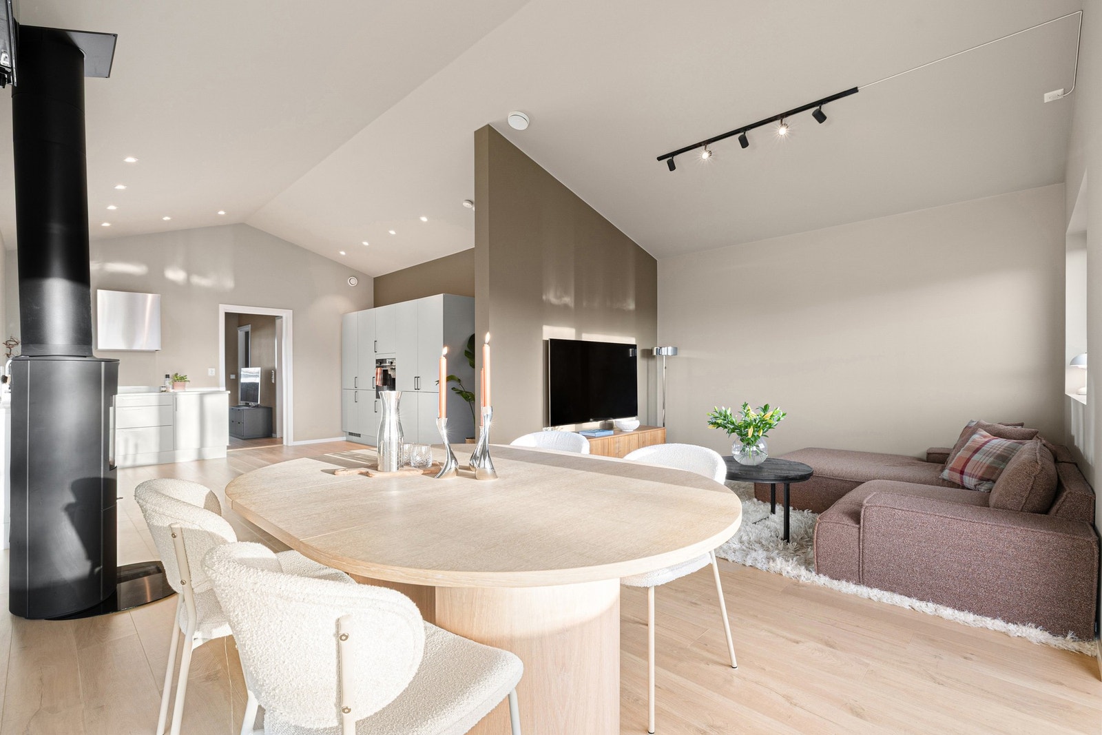 God belysning med downlights og spotskinne i himling. Galleribilde