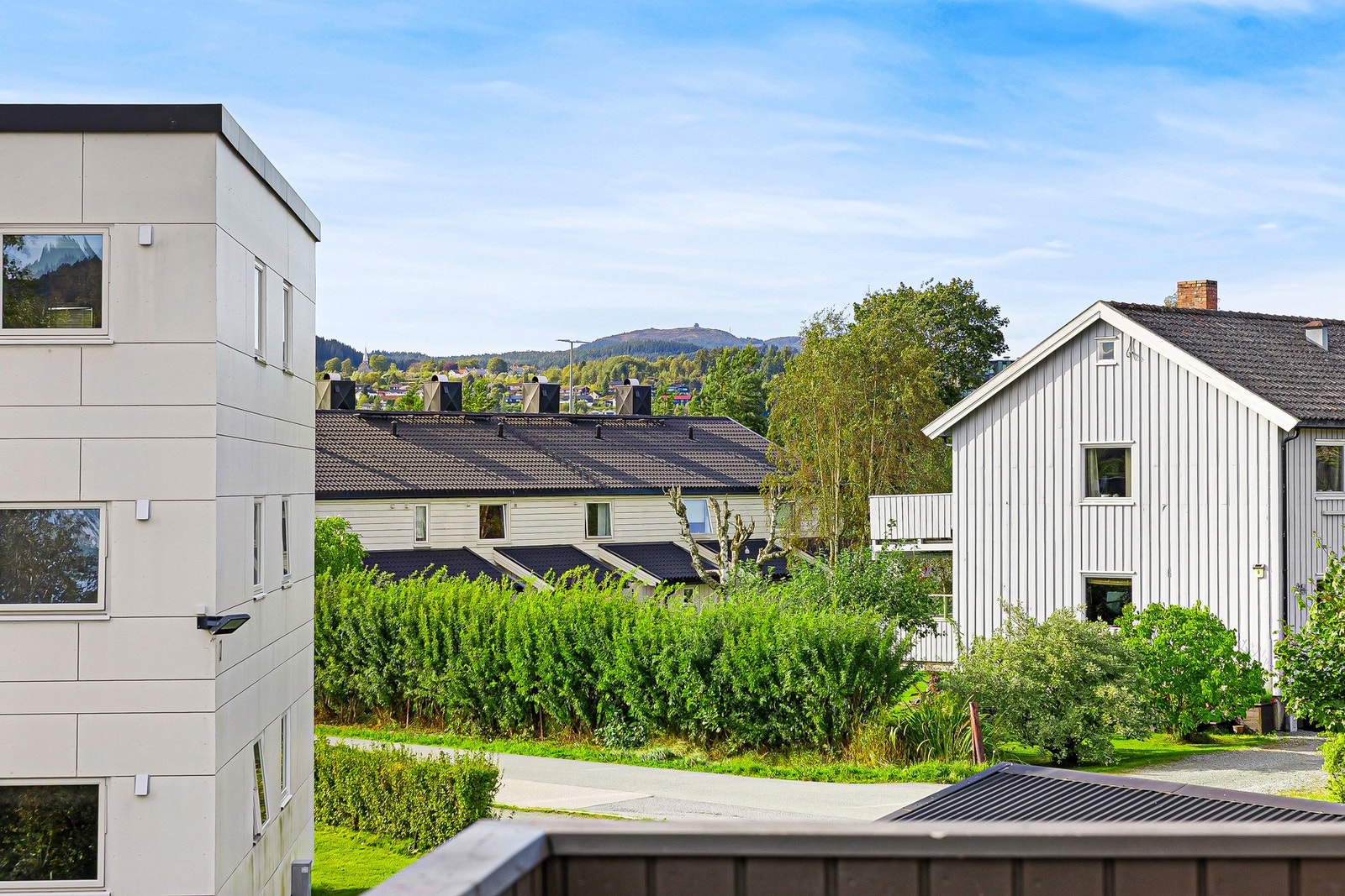 Boligen ligger innerst i rekka i et rolig og barnevennlig nabolag. Galleribilde