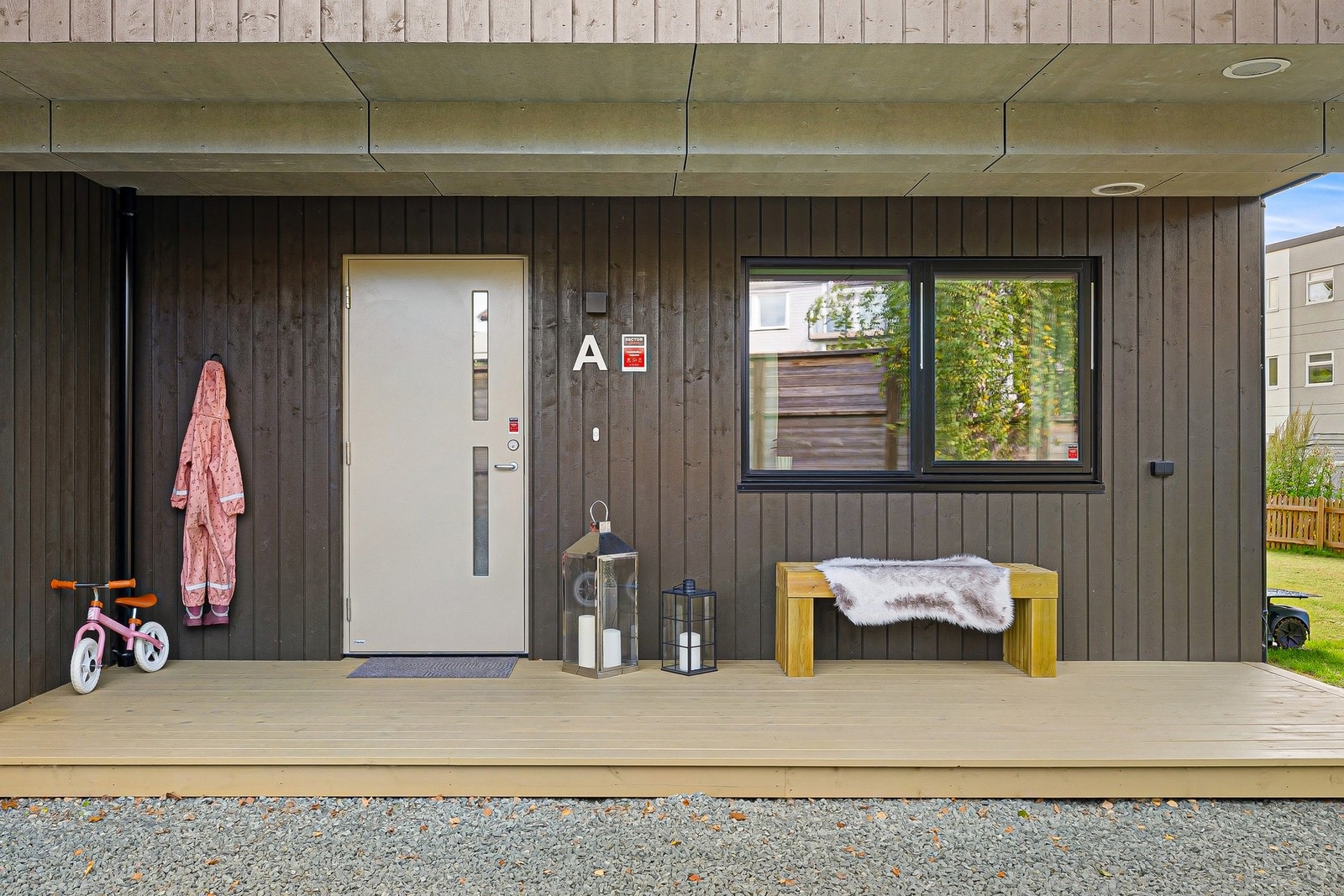 Hyggelig, overbygd inngangsparti. Galleribilde