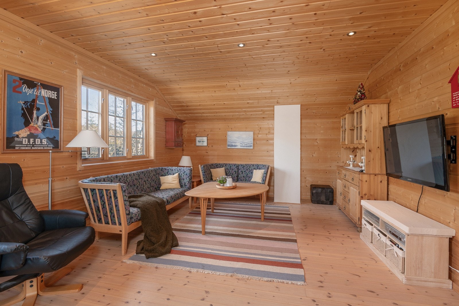 Loftstuen ble innredet i 2008 og byr på ekstra plass til familien. Stuen er av god størrelse og kan deles opp til stue og soverom om ønskelig. Galleribilde