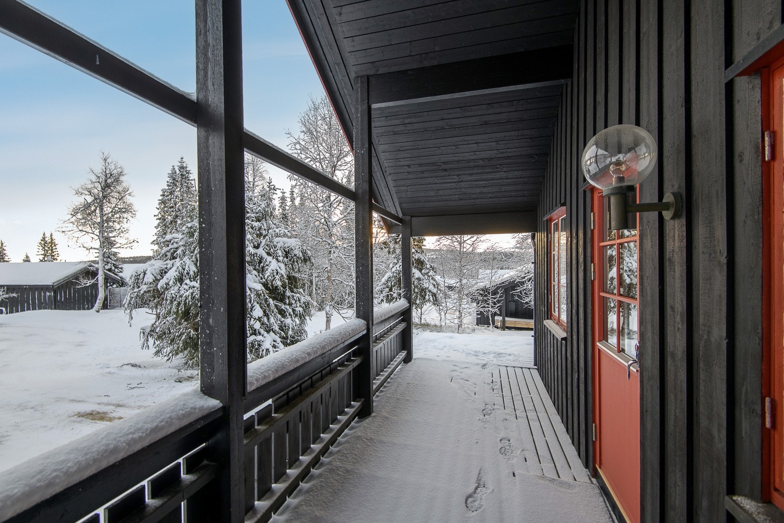 Fra stuen er det utgang til en overbygget terrasse med gode solforhold. Galleribilde