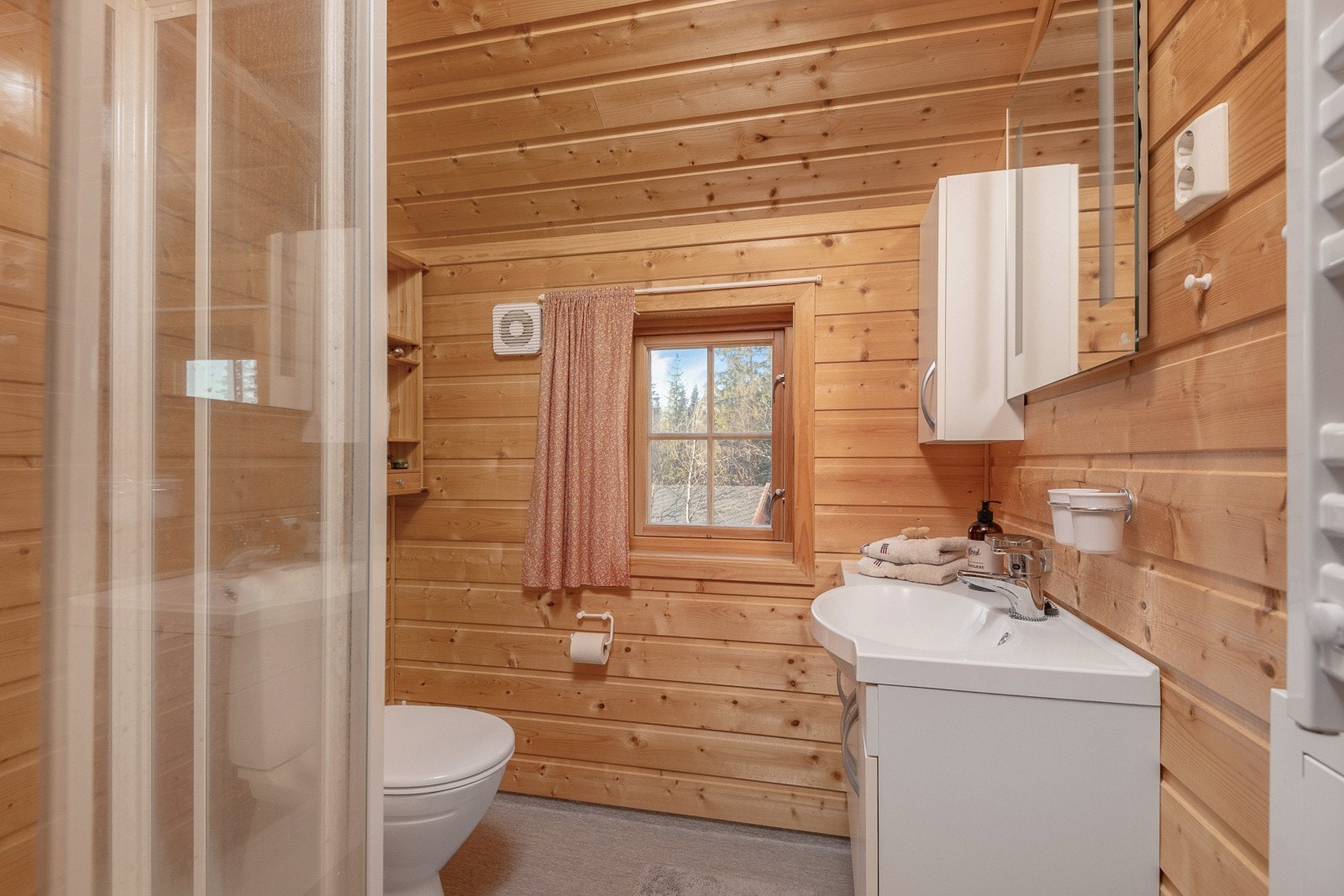 Badet i 2. etasje fra 2008, med panel på veggene og belegg på gulvet. Galleribilde