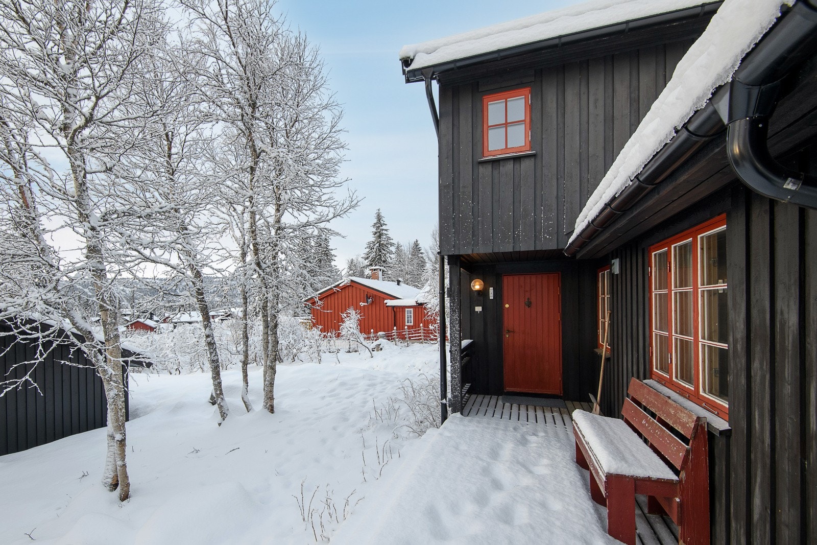 Du ønskes velkommen inn via terrasseplatting og overbygget inngangsparti. Galleribilde