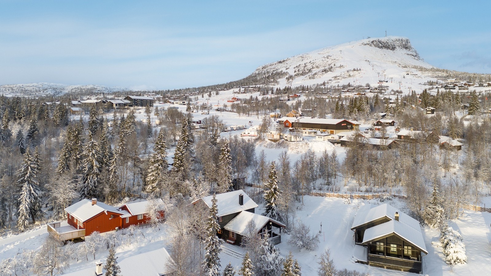 Fra hytta har du gangavstand til alt du trenger, som langrennsspor, alpinbakke, matbutikk og mer. Galleribilde