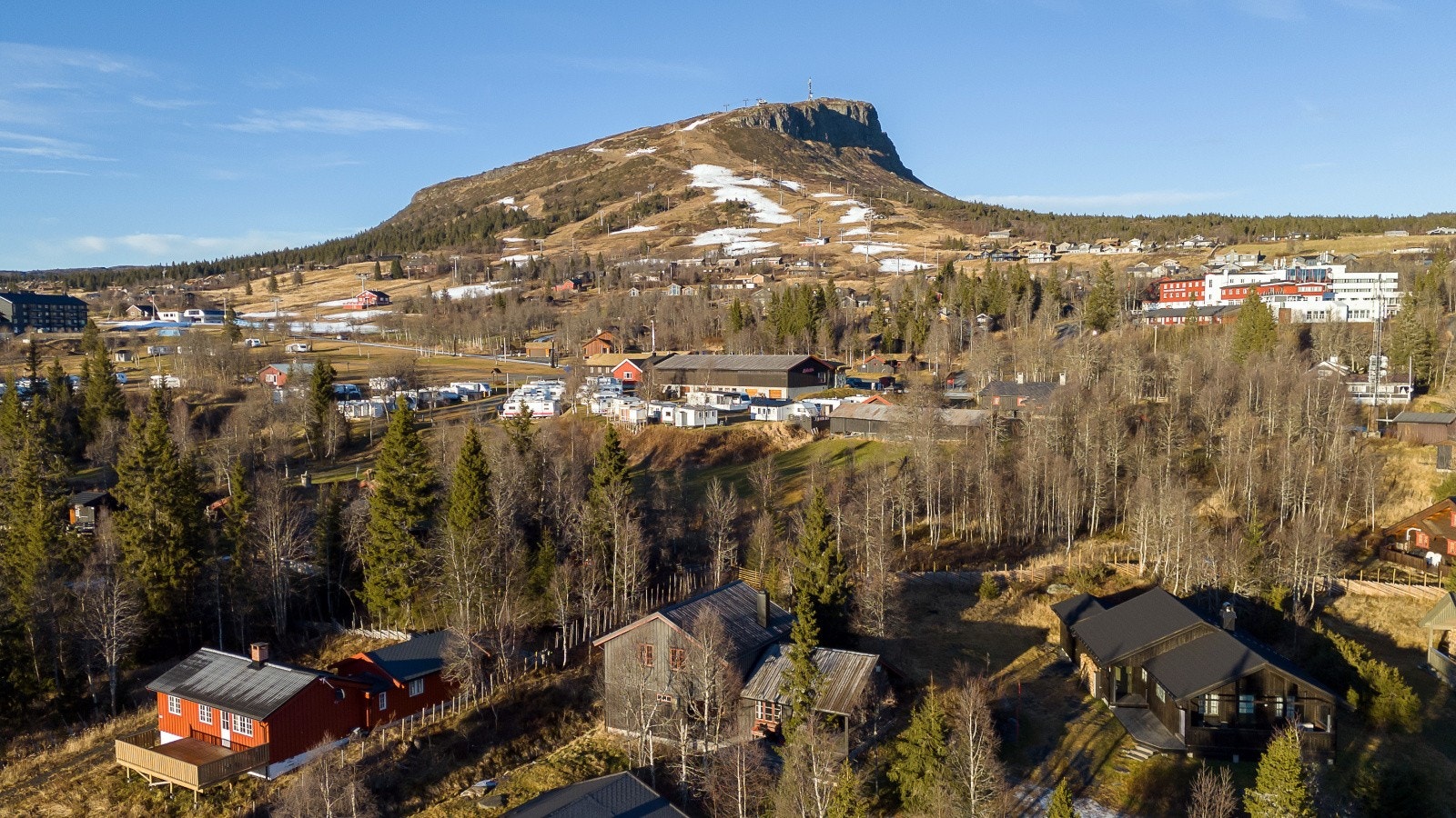 Fra hytta har du gangavstand til alt du trenger, som langrennsspor, alpinbakke, matbutikk og mer. Galleribilde