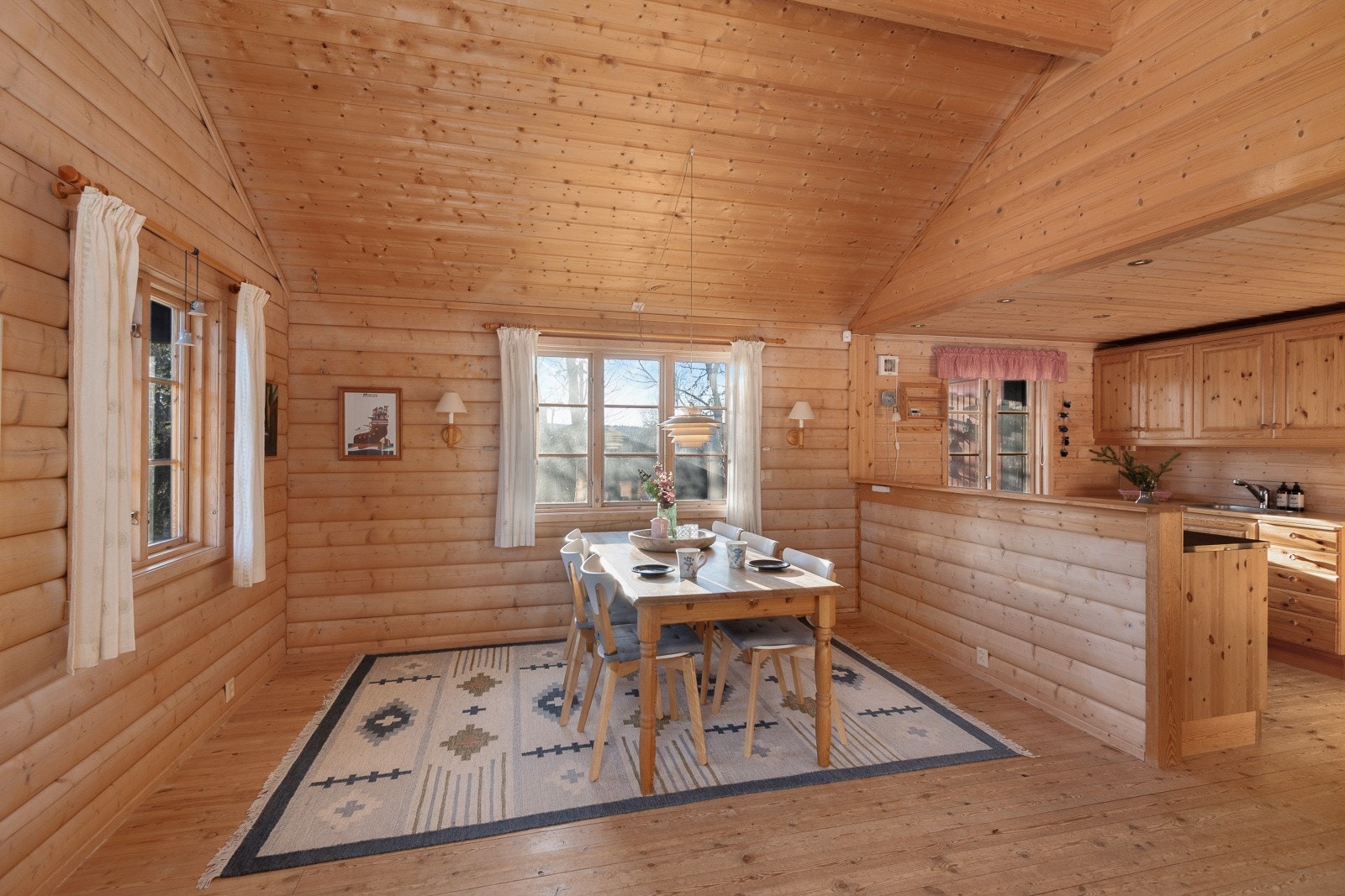 Spiseplassen er praktisk plassert i sonen mot kjøkkenet. Galleribilde