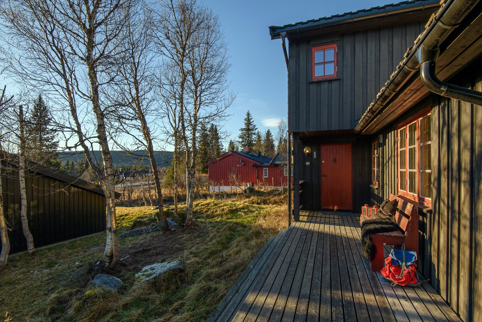 Hytta har en hyggelig terrasseplatting ved inngangspartiet, hvor du kan nyte solen Galleribilde