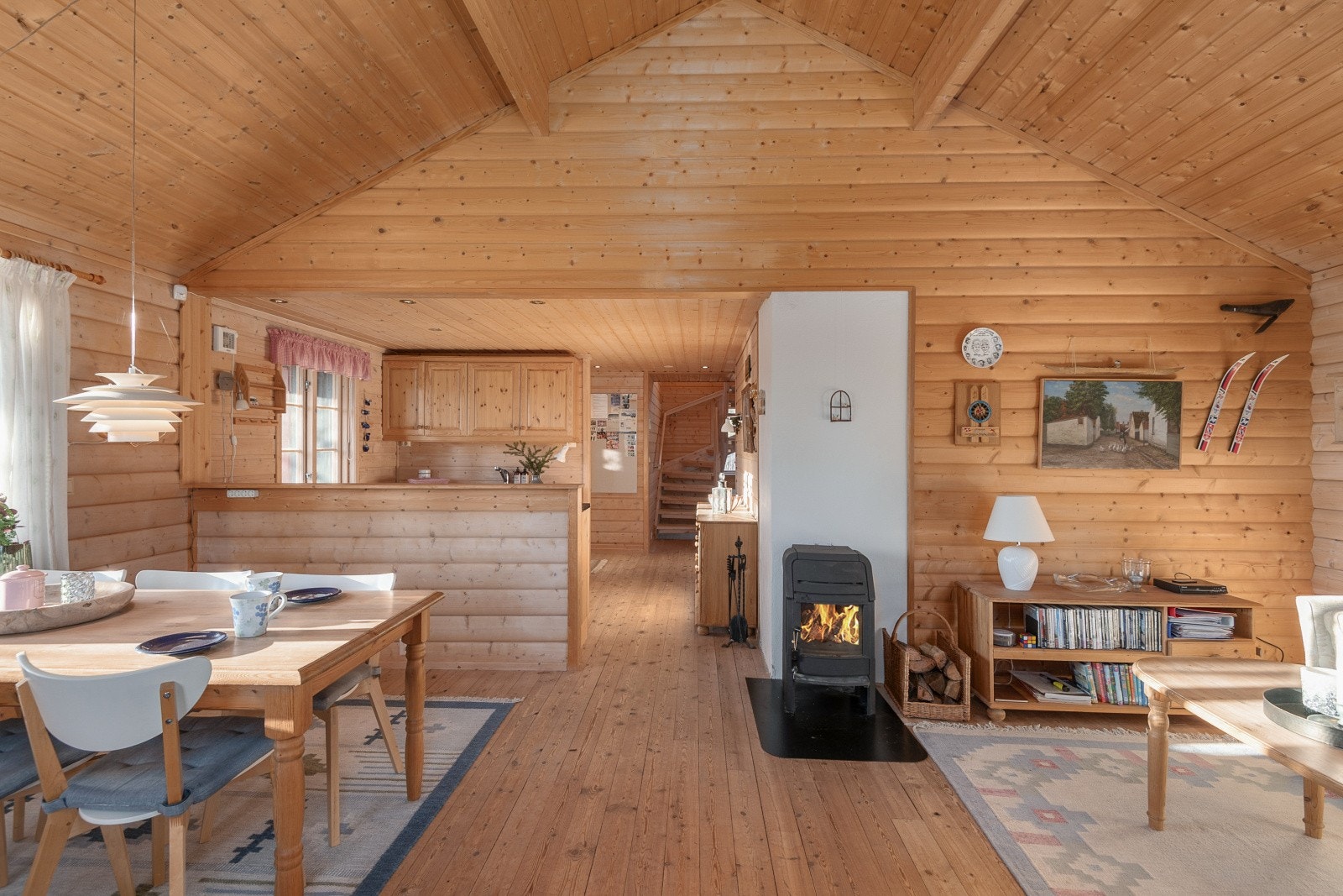 Den herlige takhøyden bidrar til en luftig atmosfære. Galleribilde