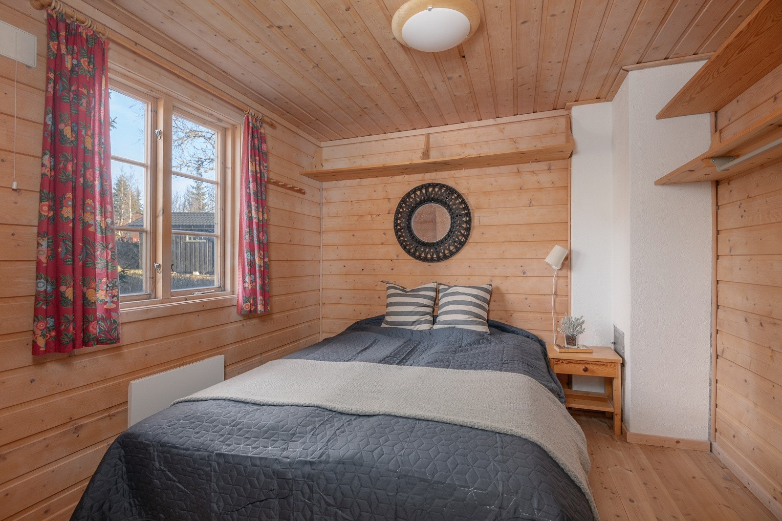 Soverommene er av god størrelse med plass til kommode eller skap til oppbevaring. Galleribilde