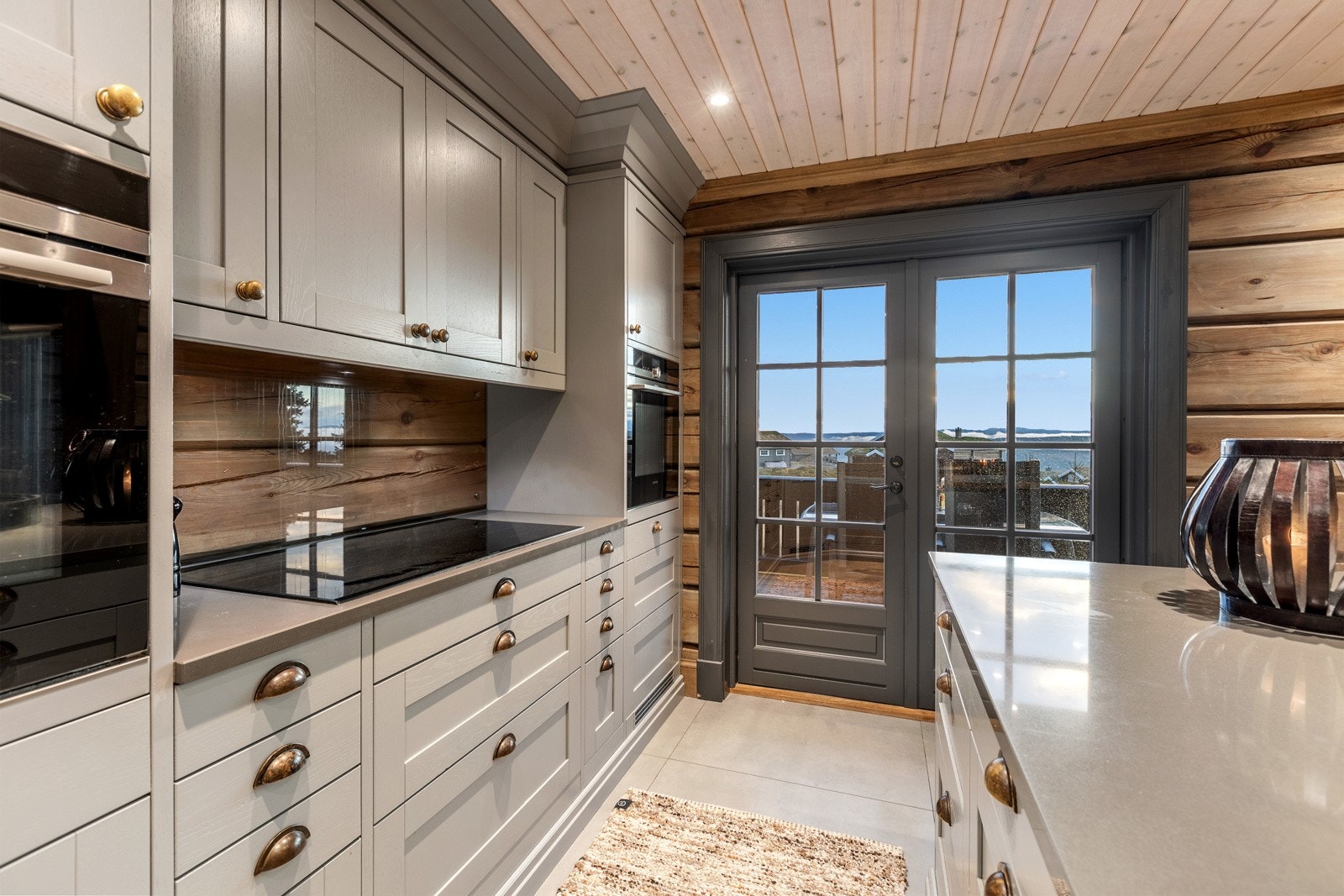 Dette er et romslig og svært innholdsrikt kjøkken med hjørnekjøleskap på hele 1170 liter. Galleribilde