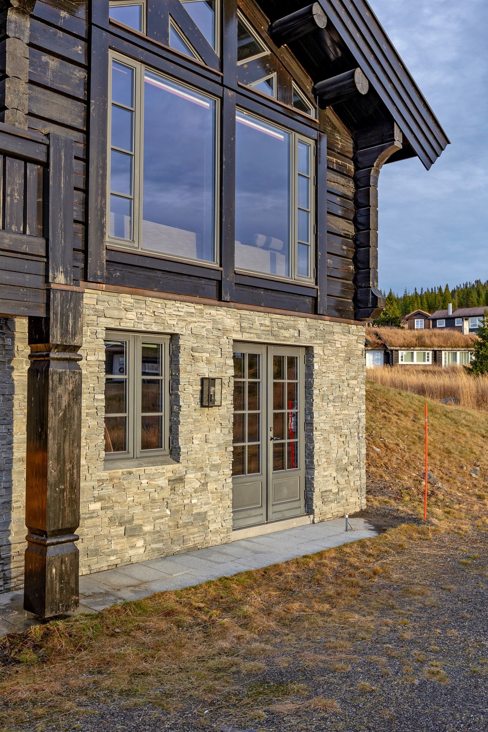 Pen fasade med grunnmur forblendet med naturstein Galleribilde