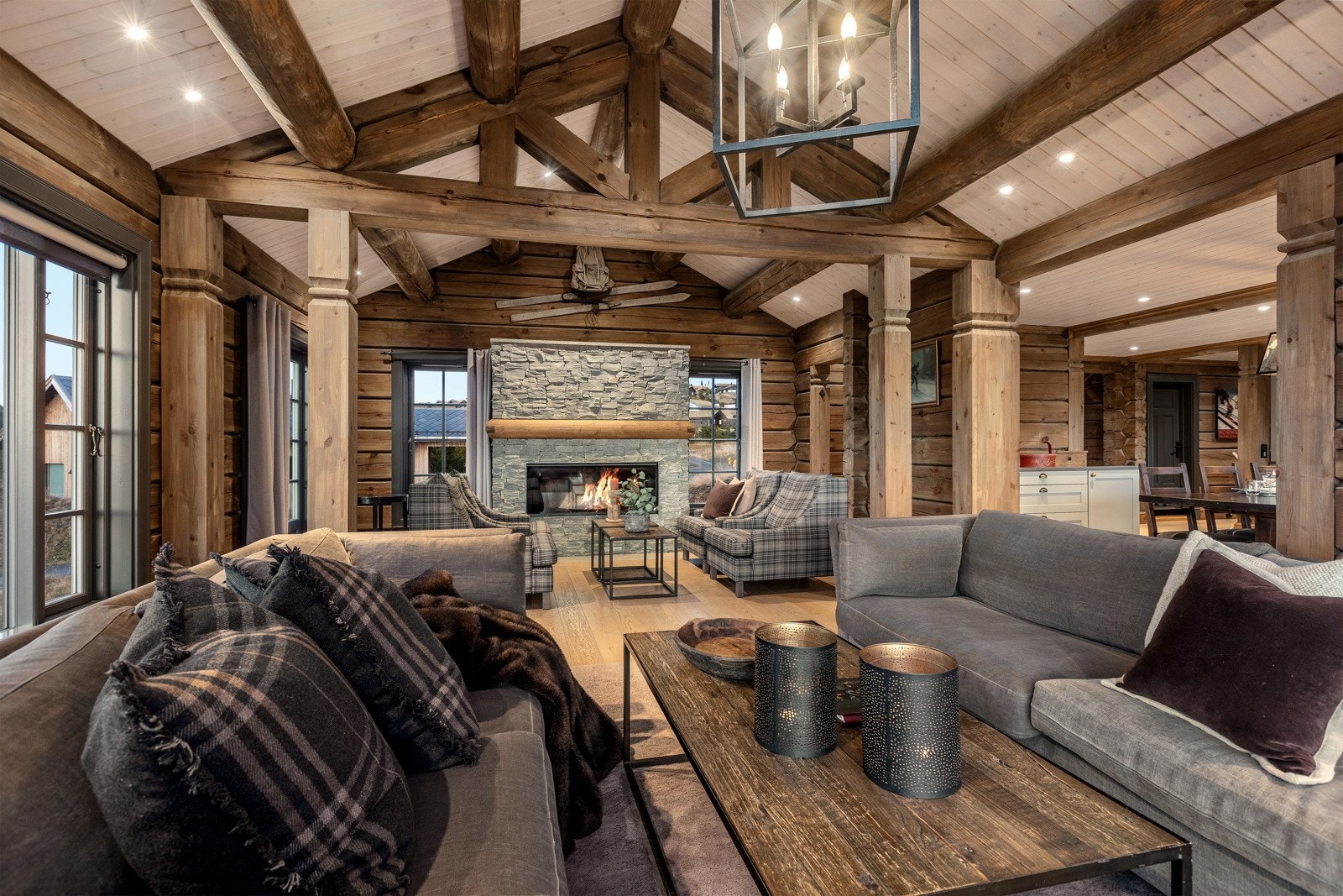 Den gode takhøyden gir rommet en åpen og romslig følelse. Galleribilde