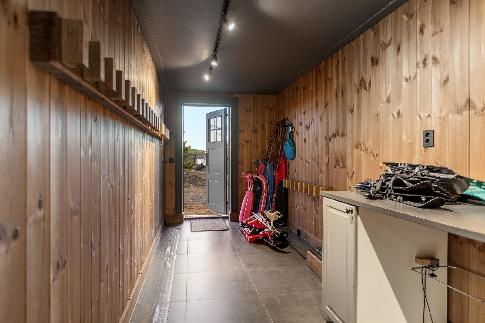 En romslig bod med masse god lagringplass ligger i nordre fløy. Galleribilde