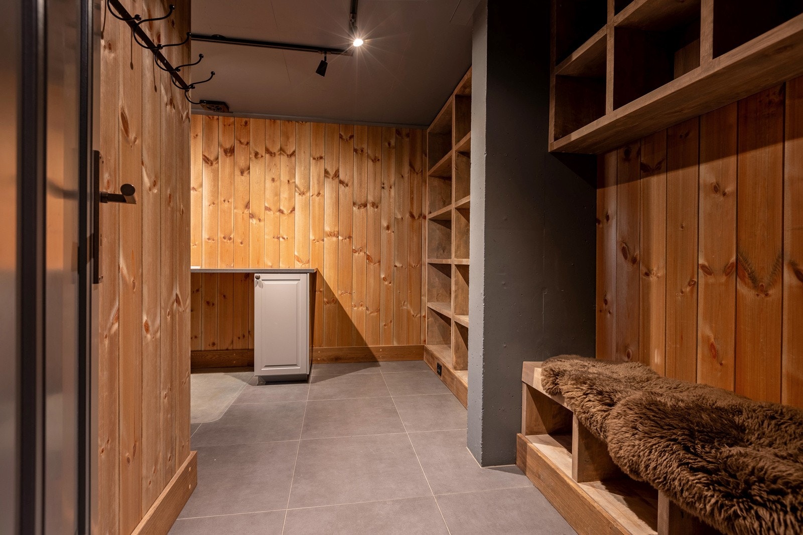 Stor praktisk bod/garderobe med egen inngang Galleribilde