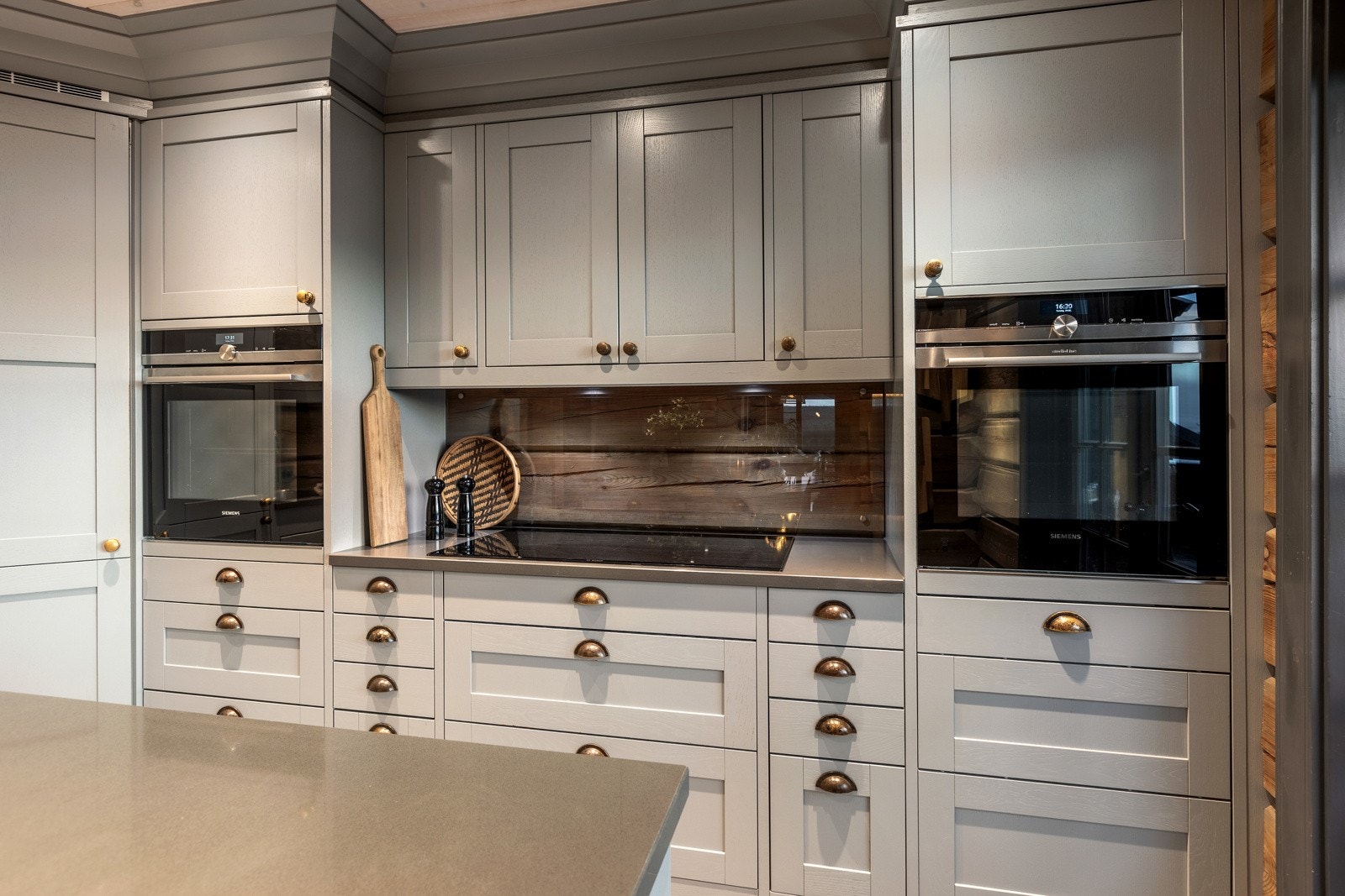 Det er 2 oppvaskmaskiner fra Siemens, induksjonskoketopp 90 cm, stekeovn fra Siemens, fryser 72 liter samt kombi ovn/micro fra Siemens. Galleribilde