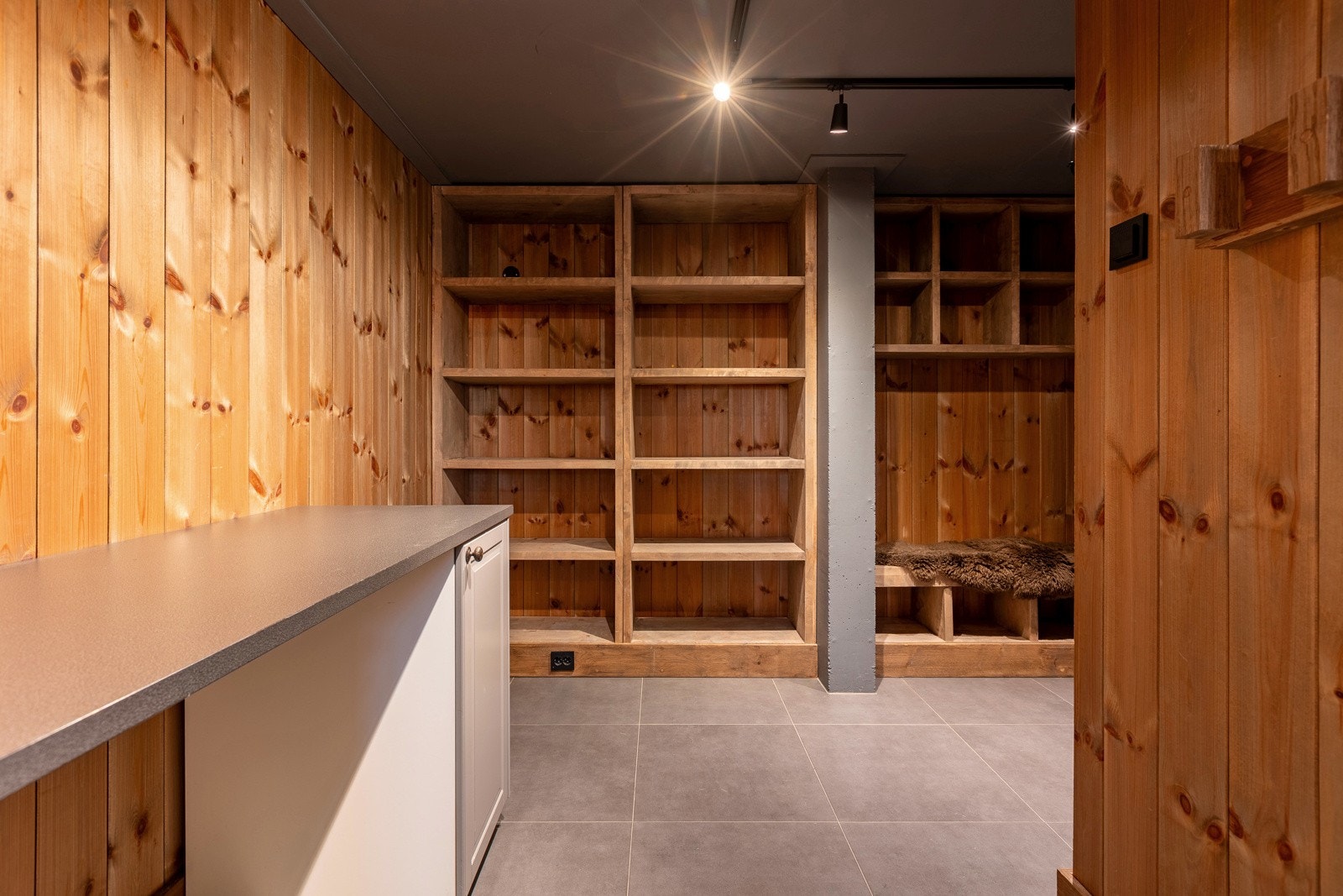 Stor praktisk bod/garderobe med egen inngang Galleribilde