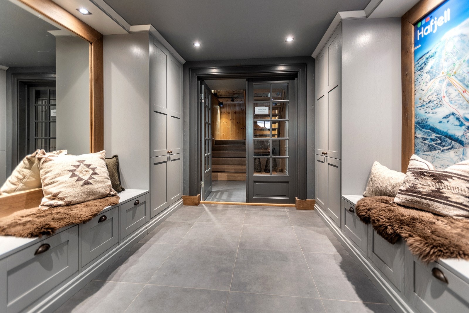 Stor og flott garderobe i gangområdet. Galleribilde